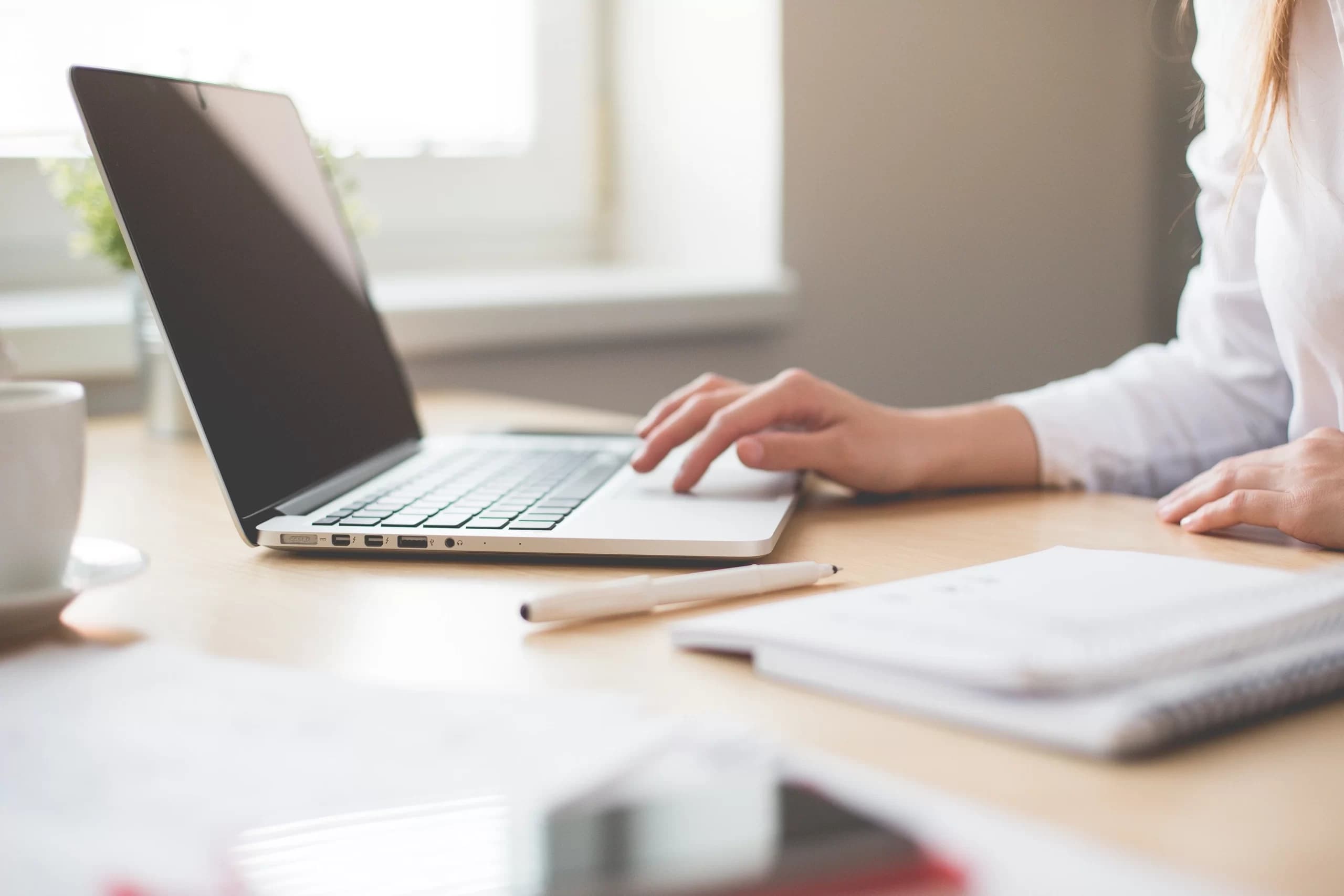 domicilier son entreprise chez nordbox, une femme tape sur son clavier d&#039;ordinateur