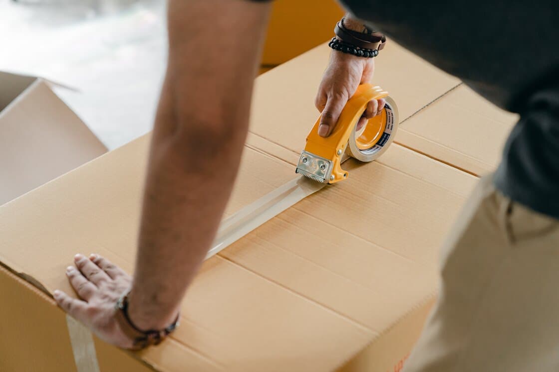 fermeture d&#039;un carton pour illustrer l&#039;entreposage pour les entreprises