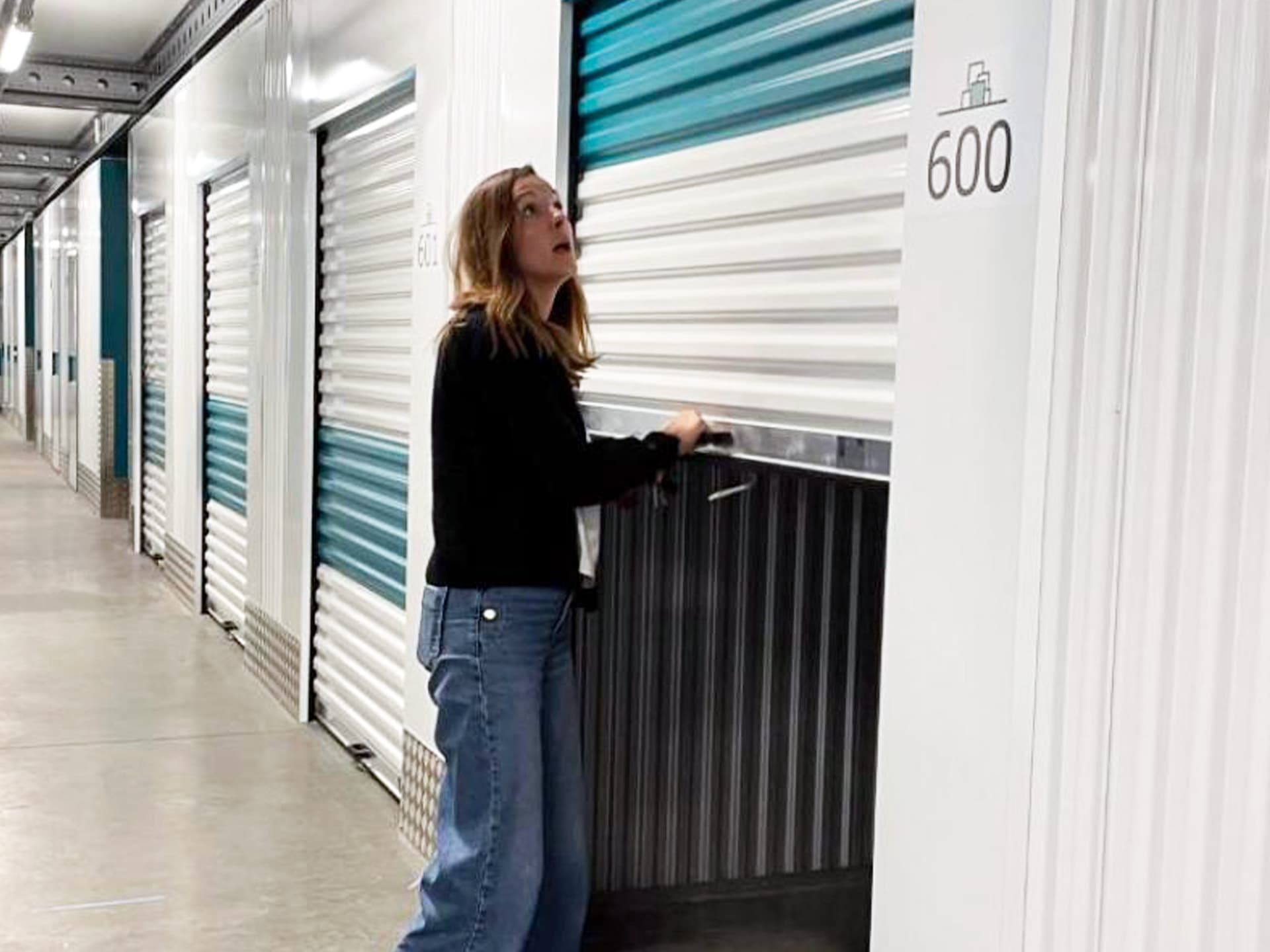 centre stockage dans le nord de la france, une personne de l&#039;équipe ferme le box