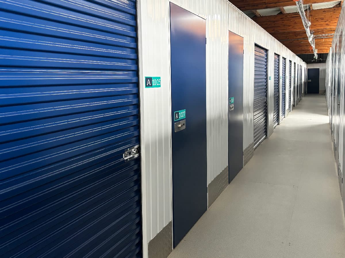 intérieur d&#039;un centre de stockage à Roubaix avec portes d&#039;accès au garde meuble