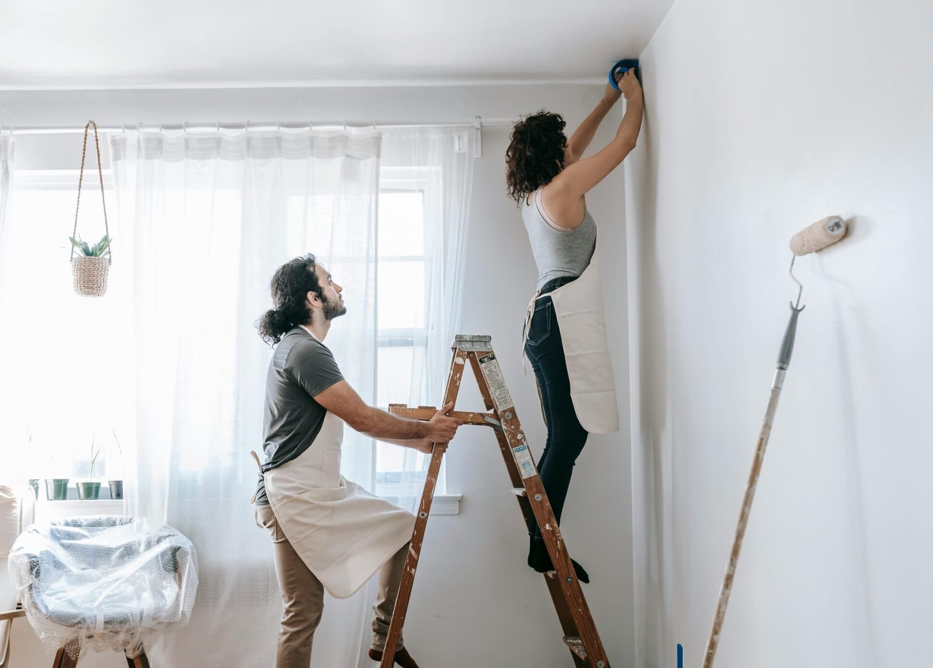 jeune couple en travaux pour illustrer la mise en garde-meuble pendant cette période de travaux à Tourcoing Roncq ou Roubaix