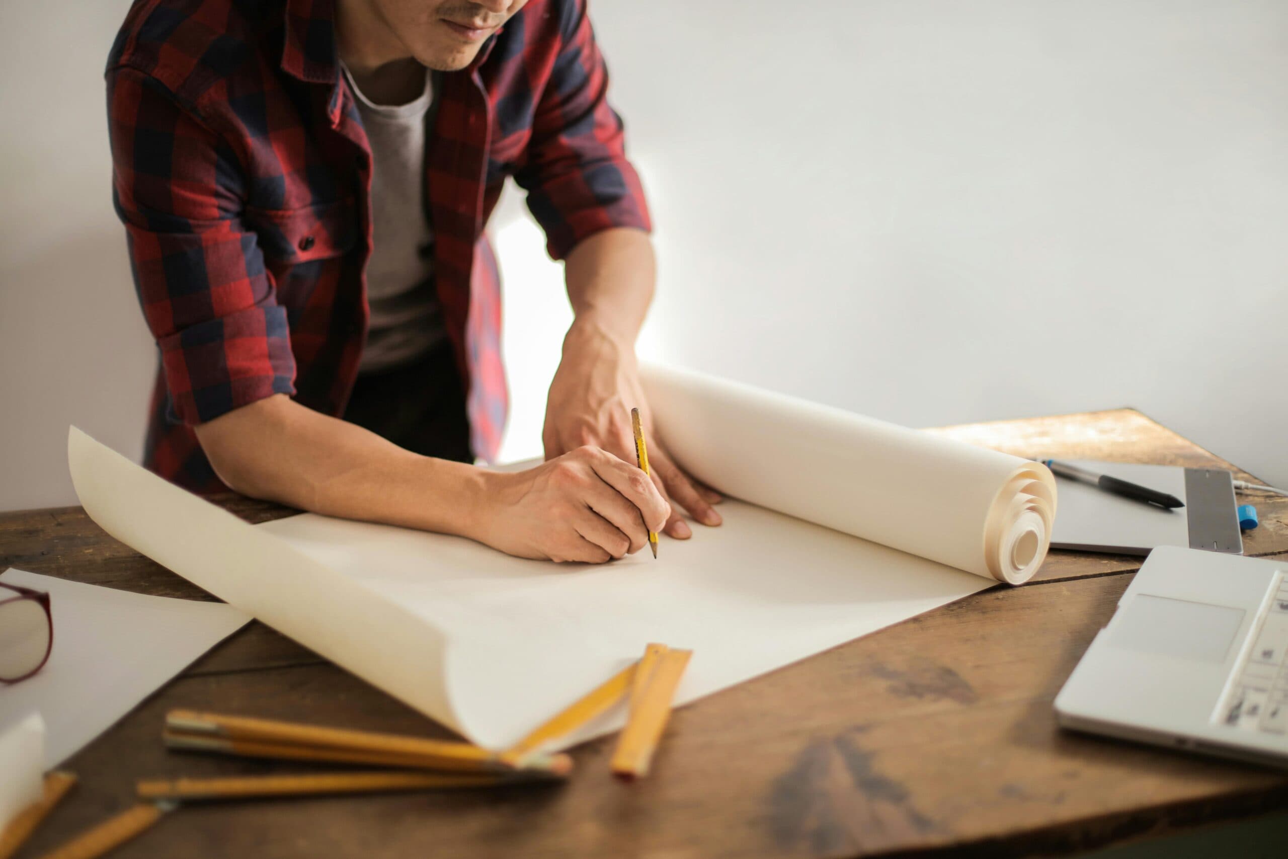 Artisan en train de travailler dans un bureau pour illustrer la location d&#039;un bureau privatif dans la région de Tourcoing Roubaix ou Roncq