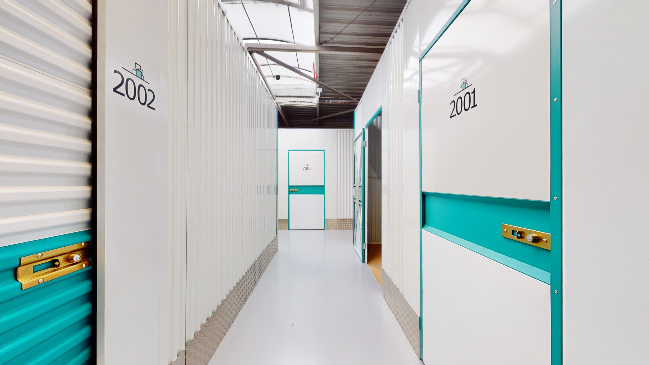 allee de stockage au sein du centre de stockage nordbox couloir blanc avec numéro des box