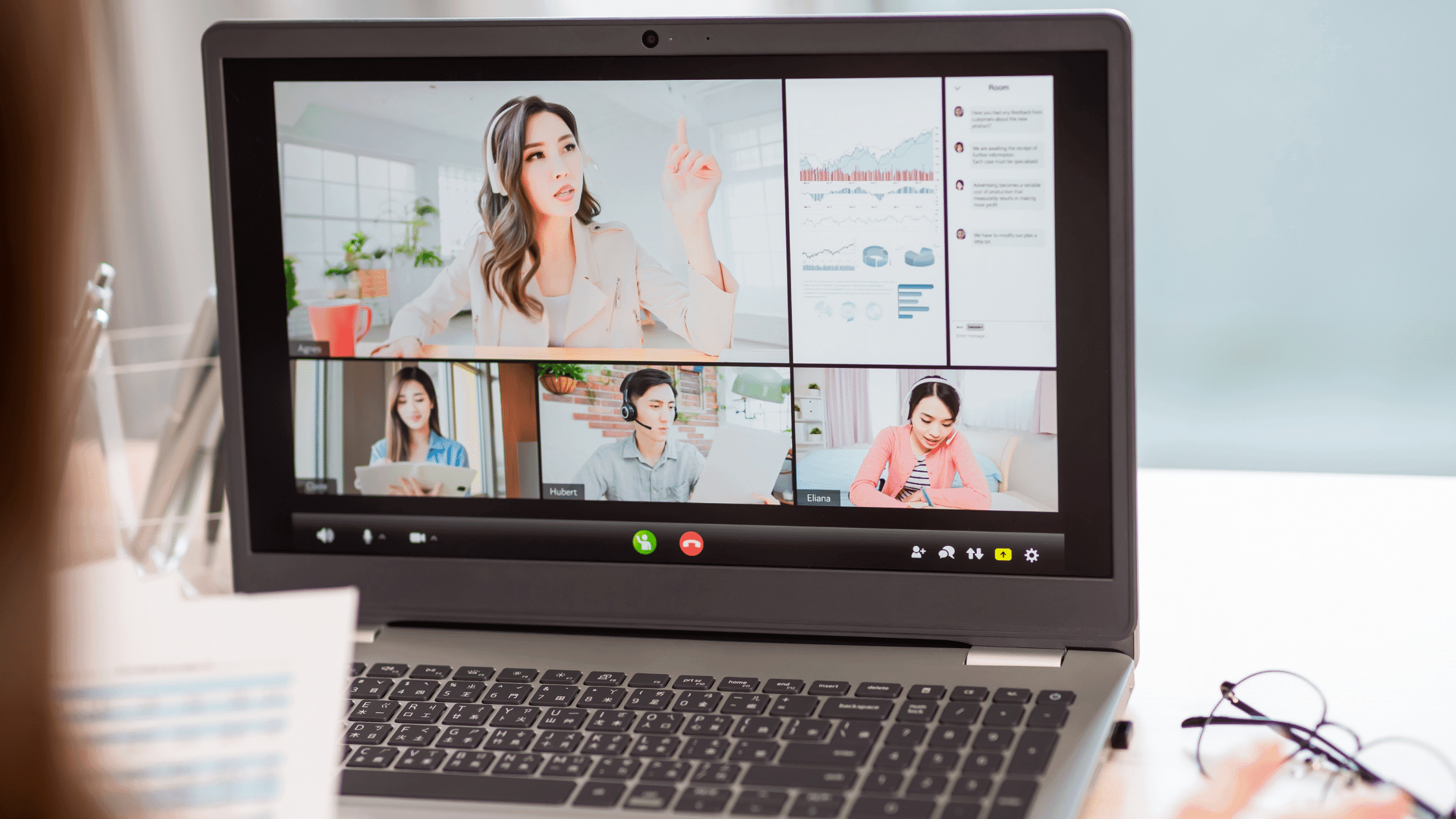 personnes en visio, pour illustrer les conditions de stockage pendant la période de covid