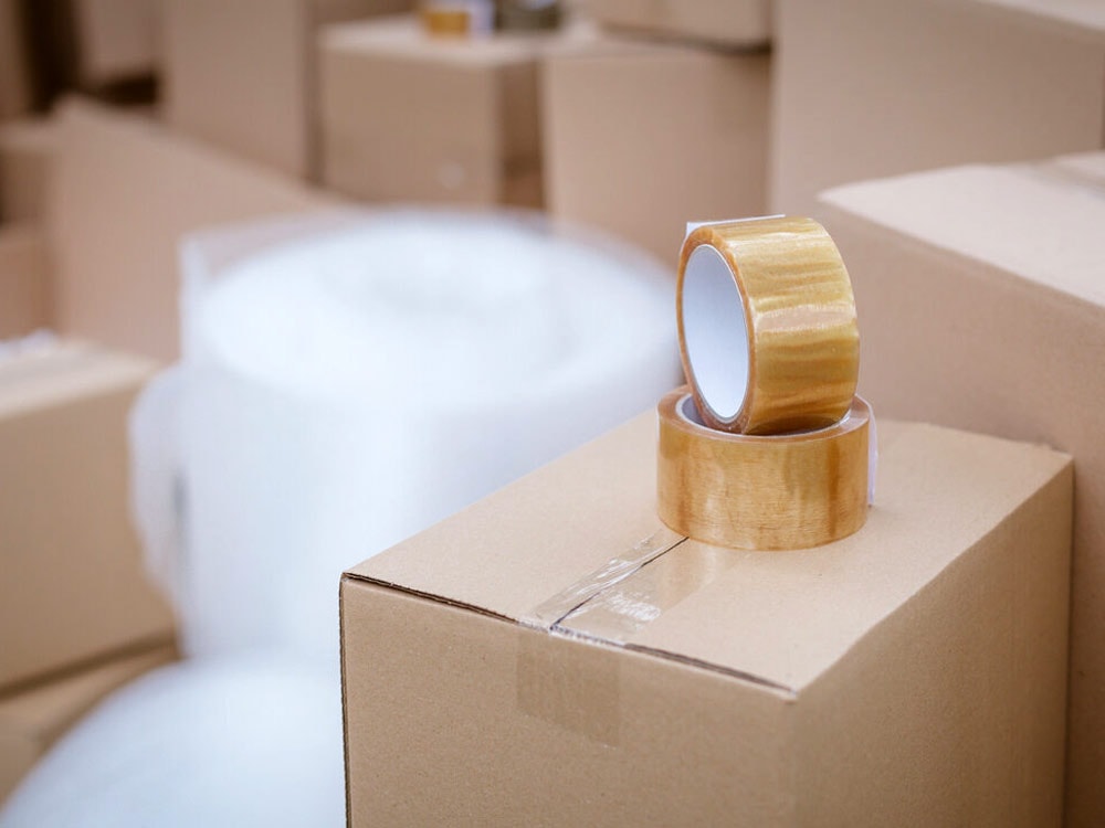 boutique en ligne de carton et matériel d'emballage dans le nord de la france illustrée par des cartons avec du scotch
