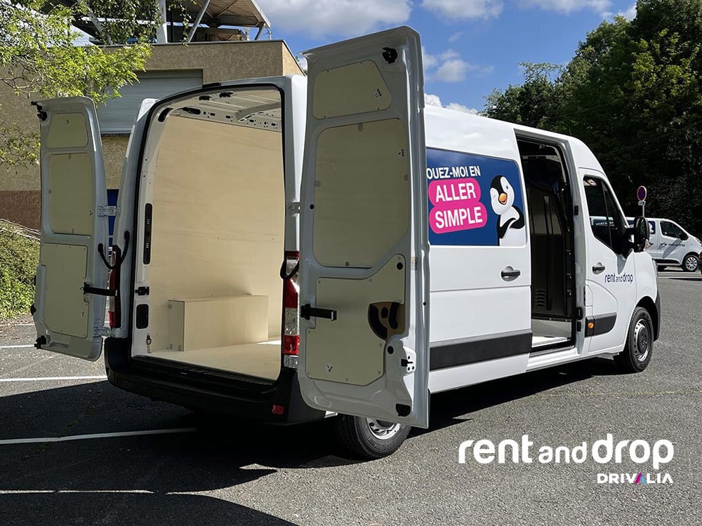 utilitaire ouvert et vide pour illustrer la location d'utilitaire pour déménagement dans la région de lille Tourcoing et Roubaix