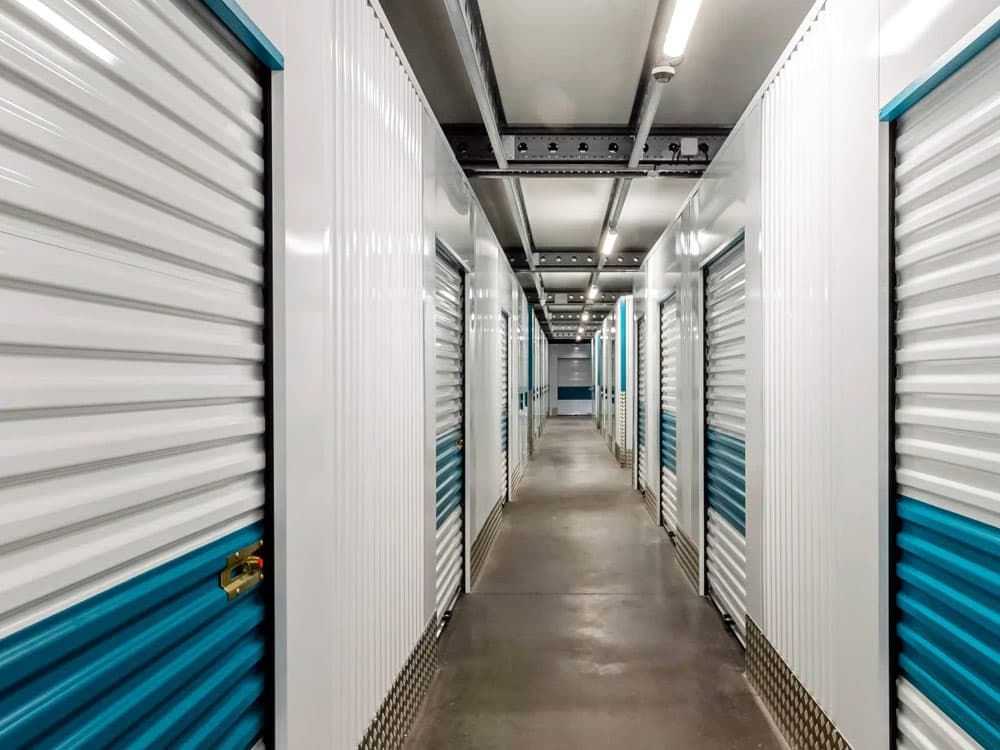 couloir d'un centre de stockage à Tourcoing avec porte d'accès aux garde-meubles
