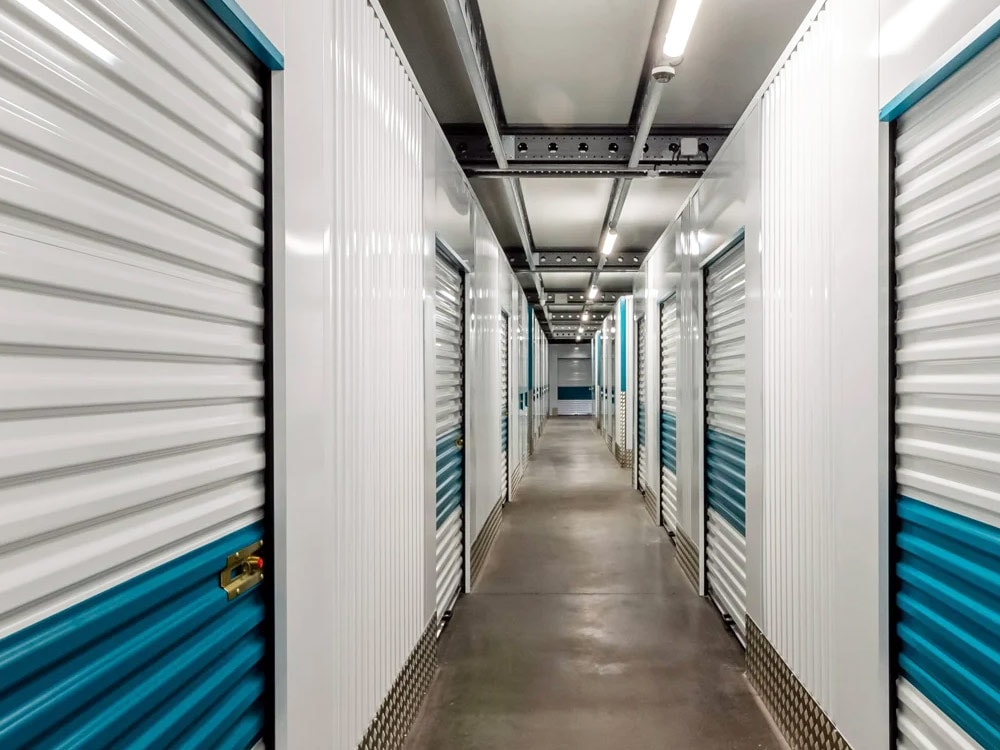 couloir d'un centre de stockage à Tourcoing avec porte d'accès aux garde-meubles
